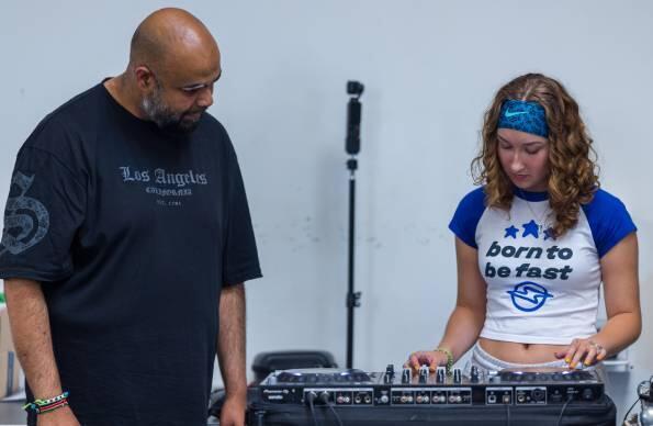 A DJ lesson at Academy Breakin' Convention